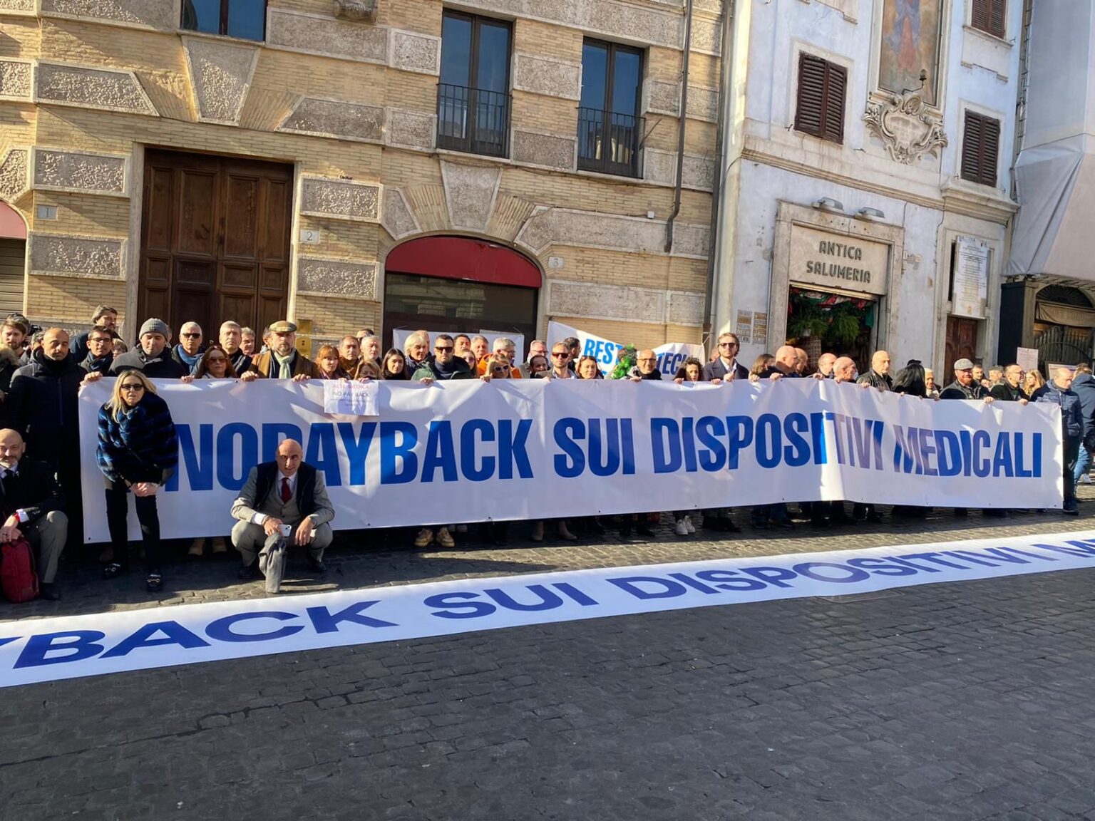 La prima manifestazione: le imprese in piazza con lo striscione contro il payback sui dispositivi medici.