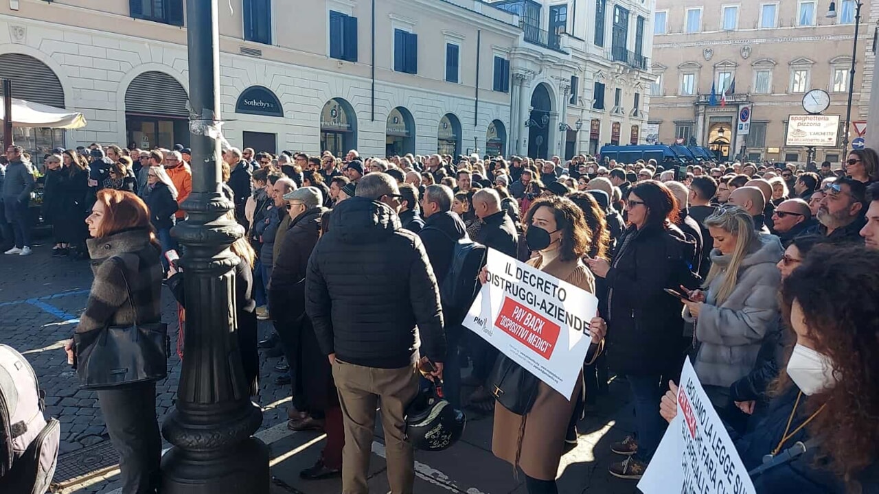 La seconda manifestazione, insieme all’industria: una piazza comune contro il payback.